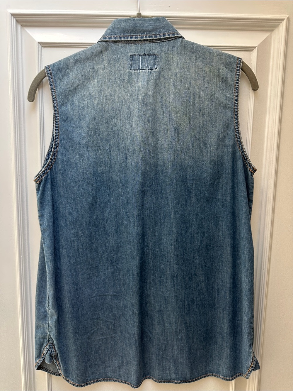 Current Elliott Sleeveless Light Blue Denim Button-Front Shirt - Picture 2 of 2